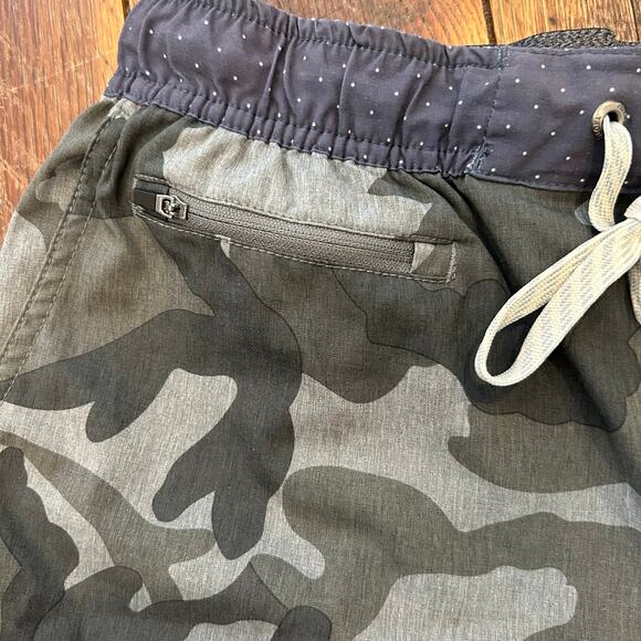 VUORI Men's Camo Banks 7" Versatile Athletic Shorts - Picture 4 of 8